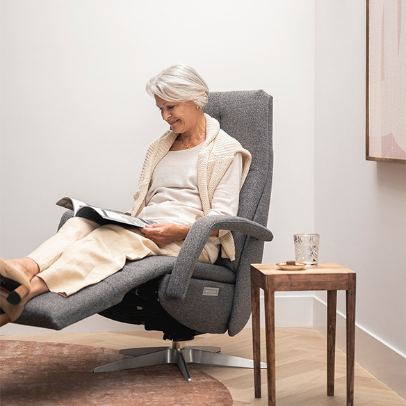 Vrouw ontspant in relaxstoel van Well-Fair