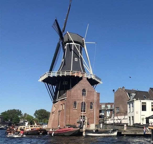 Aanzicht van de Adriaan, een traditionele molen in Haarlem.