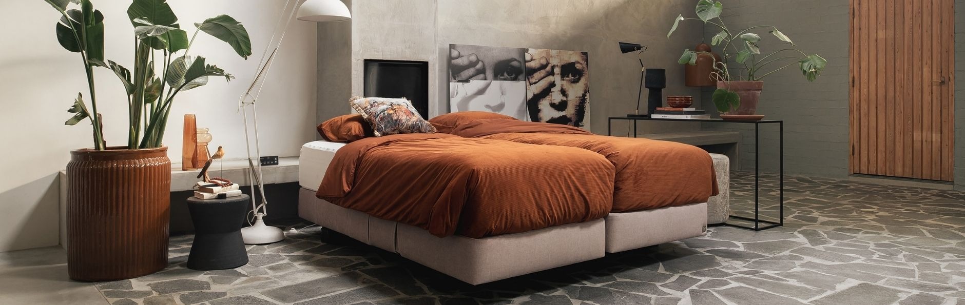 Een Well-Fair bed in terracotta uitvoering in mooi ingerichte ruimte.