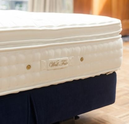 Een op maat gemaakt pocketveren matras met bijbehorende matrastopper voor de ideale slaapervaring.