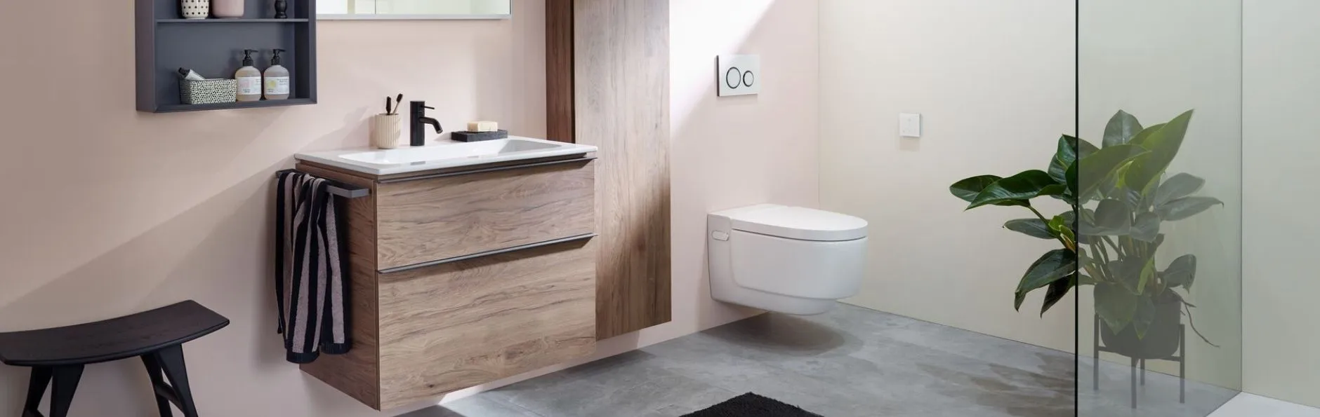 Een japans toilet van Well-Fair met bijbehoren in een badkamer
